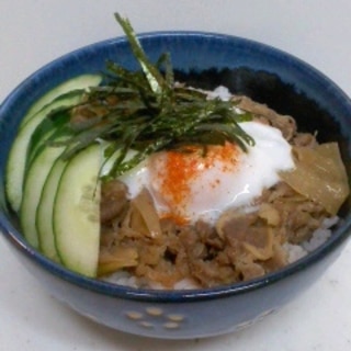 胡瓜と大葉でさっぱり 牛丼の温泉卵のせ（豚丼でも）